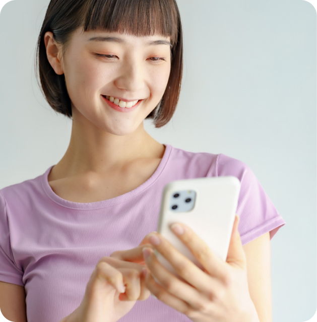 スマホをチェックする患者さんのイメージ